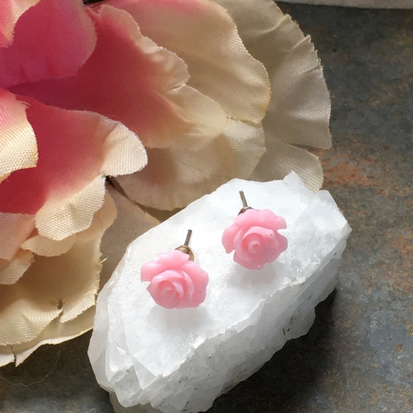 🎈Sale 🎈2 for $10 NWOT spring detailed light pink rose post earrings - Picture 2 of 5